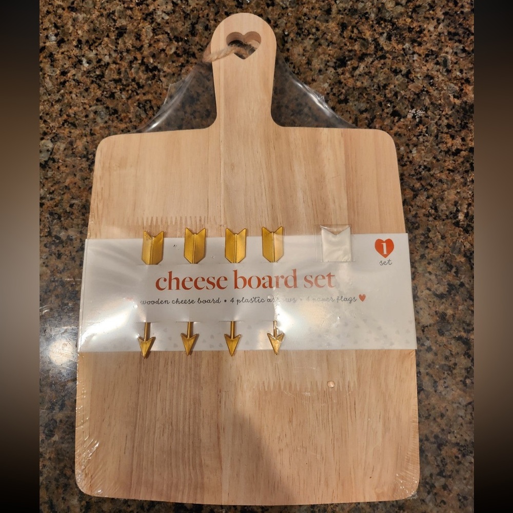 Target Bullseye Valentines Day Cheeseboard Set New 2023